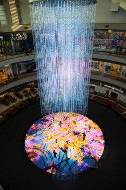 Marina Bay Sands alışveriş merkezinde ışık gösterisi