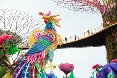 Singapur 'un körfez kenarındaki bahçelerde horoz ve ağaçlar