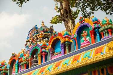 Batu Mağarası renkli giriş cephesi