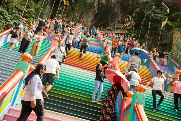 Batu Höhlen Bunte Treppe Voller Touristen lizenzfreie Stockbilder