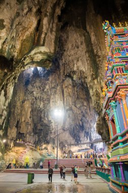 Malezya 'da bir mağarada tapınak