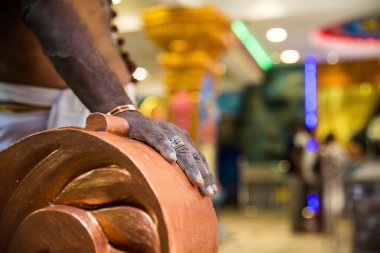 Hindu rahip tebeşirle boyanmış el yazısı.