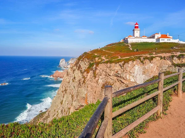 Cabo da Roca, Atlantik Okyanusu 'nun 140 metre üzerinde yükselen uçurum, Avrupa kıtasının en batı noktasıdır. Panoramik bakış açısı ve deniz feneri olan renkli sarp kayalıklar. Portekiz 'in ünlü ve popüler turistik merkezi.