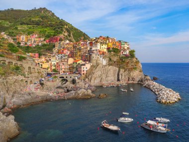 Manarola. Sarp kayalıklarda geleneksel renkli evleri olan inanılmaz bir deniz kıyısı. Güzel manzara. İtalyan Ulusal Parkı, Parco Nazionale delle Cinque Terre, La Spezia ili, Liguria, İtalya. İtalyan manzarası.