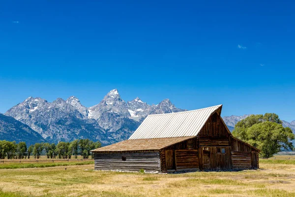 Iconic T. A. Moulton ahırı ve Grand Teton Ulusal Parkı 'ndaki Teton tepeleri, Wy