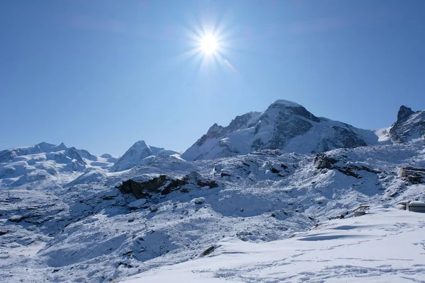 Monte Rosa kütlesi - İsviçre 'nin kuzeybatı yüzeyi (en büyük Alp buzullarından biri ile birlikte) Zermatt ile Madde' ye doğru akar..