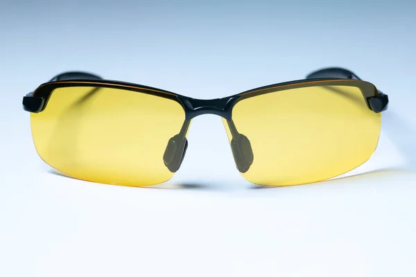 Occhiali di sicurezza con occhiali gialli per la guida notturna — Foto Stock
