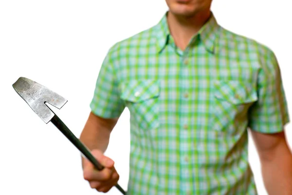 Een man in een shirt met een klauwhamer in zijn hand, selectieve focus — Stockfoto