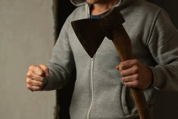 Close-up of the axe in the man's hand. The man with the axe — Stock Photo, Image