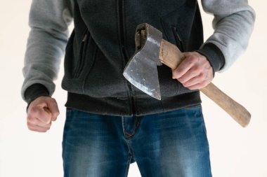 Çakışan adam arka planda balta ile yakın plan