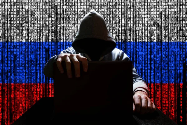 Ρώσος Χάκερ Κλείνει Καπάκι Του Laptop Φόντο Ένα Δυαδικό Κώδικα — Φωτογραφία Αρχείου