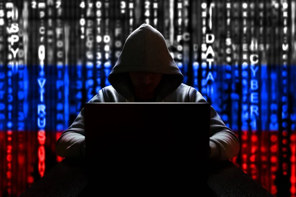 Ένας Χάκερ Από Ρωσία Εργάζεται Έναν Υπολογιστή Στο Παρασκήνιο Του — Φωτογραφία Αρχείου
