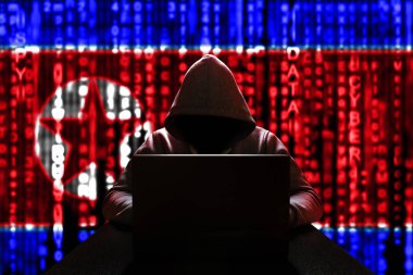 Kuzey Kore 'den siber tehdit. Bilgisayardaki Kuzey Koreli hacker, ikili kodların arka planında, DPRK bayrağının renkleri. DDoS saldırısı