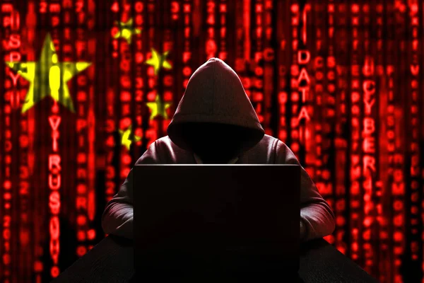 Çin 'den siber tehdit. Bilgisayardaki Çinli hacker, ikili kodların arka planında, Çin bayrağının renkleri. DDoS saldırısı
