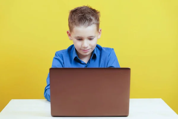 Criança Senta Mesa Olha Para Laptop — Fotografia de Stock