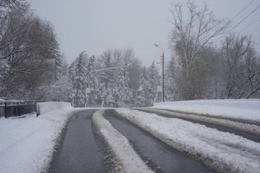 Yoğun kar yağışından sonra yol kardan temizlenmedi