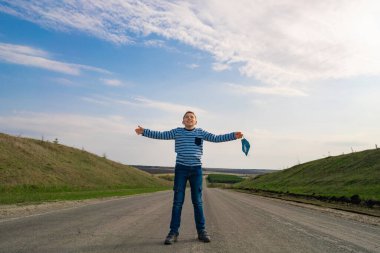 Karantina ve maske modunun sonu. Çocuk maskeyi çıkardı ve onu elinde tuttu ve temiz hava soluyor.