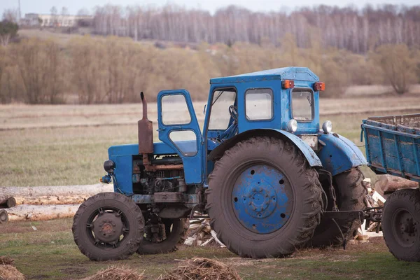 Egy Öreg Kék Traktor Áll Egy Farm Hátsó Udvarán — Stock Fotó