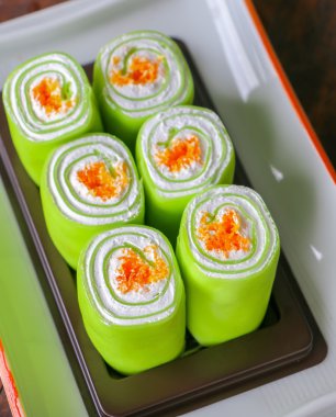 Yeşil rulo pasta kapatın