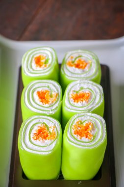 Yeşil rulo pasta kapatın