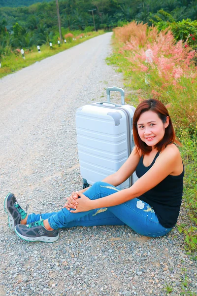 Meisje met reizen tas reiziger — Stockfoto