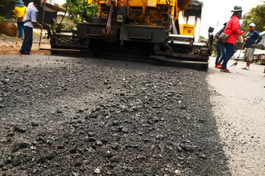 Işık titreşim silindir Kompaktör, yol yapım aşamasında 