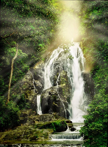 Schöner Wasserfall im Wald — Stockfoto