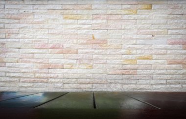 ahşap masa altında çimento tuğla arka plan ile 