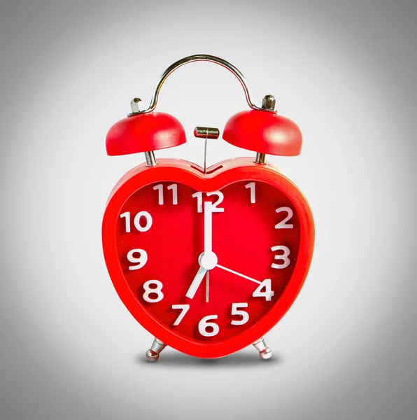 Reloj rojo marca doble campana a las siete en punto —  Fotos de Stock