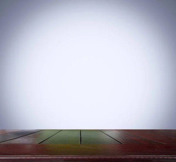 Tavolo in legno con parete in cemento grunge spazio vuoto — Foto Stock