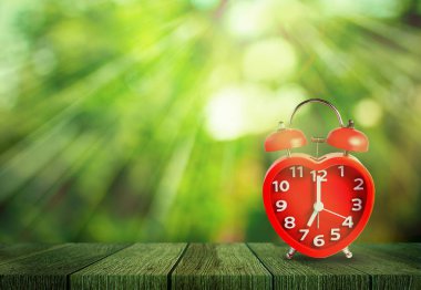 Kırmızı saat işareti üzerinde 7 saat yönünde ahşap masa koymak