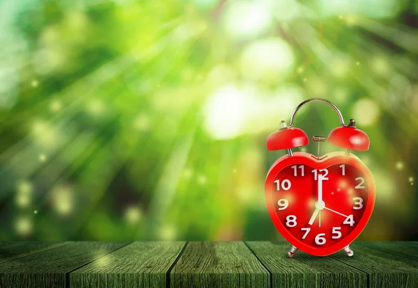 Marca de reloj rojo a las 7 en punto poner en la mesa de madera —  Fotos de Stock