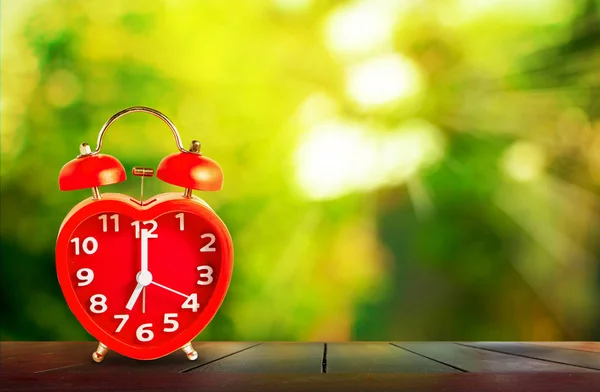 나무 테이블에 7 시에 빨간색 시계 마크 — 스톡 사진