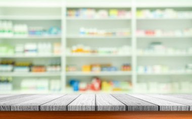 Kahverengi ahşap masa