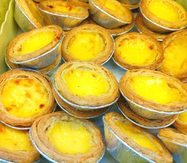 Ahşap arka plan üzerinde yumurta tart