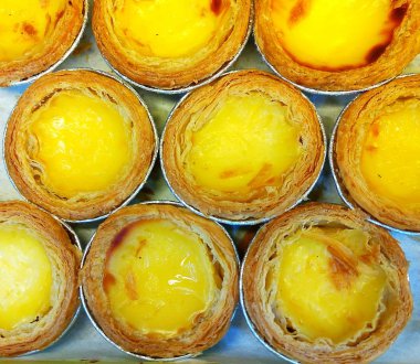 Ahşap arka plan üzerinde yumurta tart 