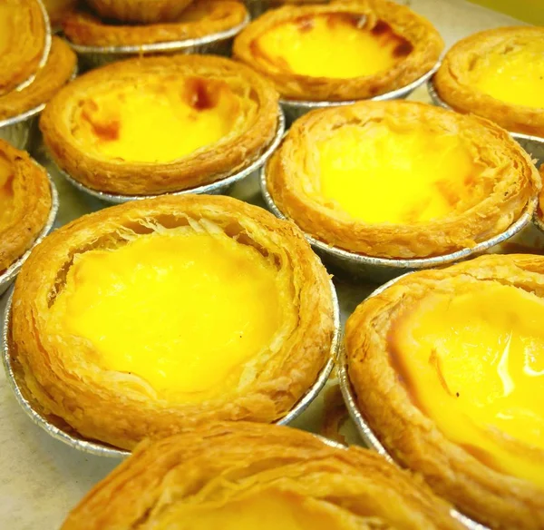 Ahşap arka plan üzerinde yumurta tart 