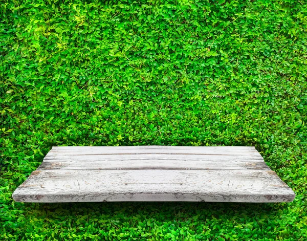Μαλακό λευκό ξύλινο ράφι με σκιά σε χόρτο φόντο — Φωτογραφία Αρχείου