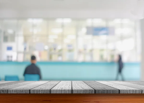 Tavolo in legno bianco sotto sfocato di persone immagine — Foto Stock