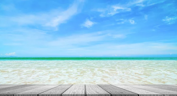 Wooden plank with beautiful beach — Stock Photo, Image