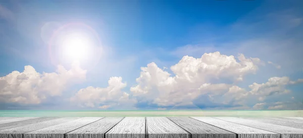 Mesa de madeira branca com borrada de céu azul e montanha — Fotografia de Stock