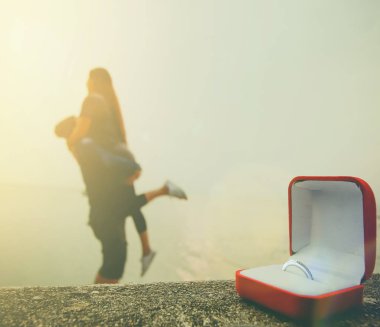 Alyans kırmızı kutusunda kadar insan bir arada tutan bulanık soyut ile kapatmak 