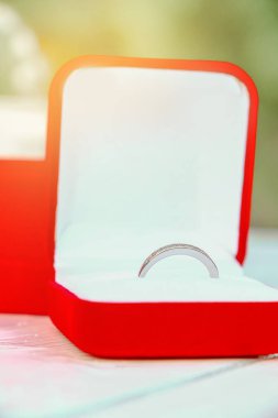 Alyans kırmızı kutusunda kadar kaybetmek 