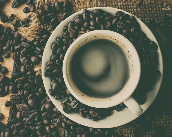 Egy csésze kávé babbal — Stock Fotó