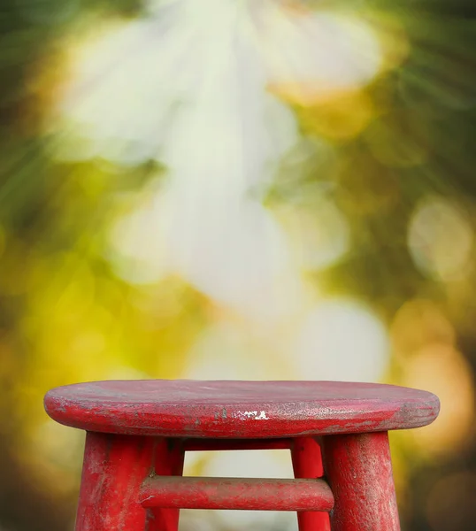 Mesa de madeira com fresco verde natureza desfocado fundo — Fotografia de Stock