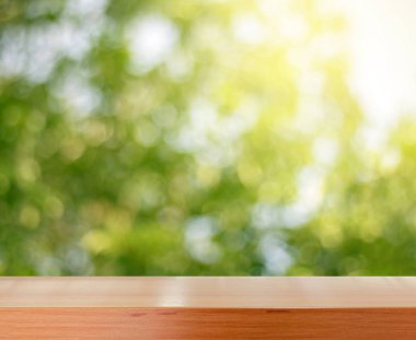 Taze yeşil doğa ile ahşap masa üstü arka plan bulanık