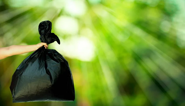 Menschliche Hand zeigt Müllsack — Stockfoto