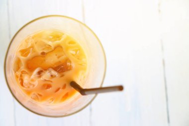 Şişe buzlu süt çay 