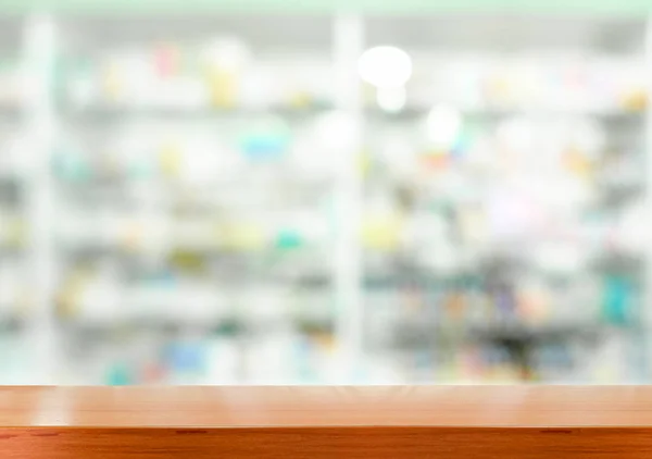 Mesa de madera con farmacia borrosa — Foto de Stock