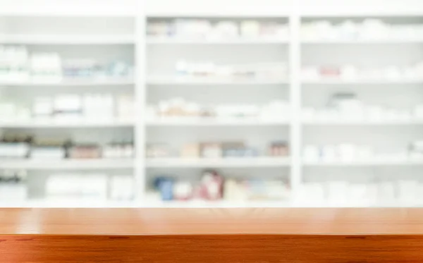 Mesa de madera con farmacia borrosa — Foto de Stock